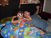 Coole mannen kijken tv in 3D
